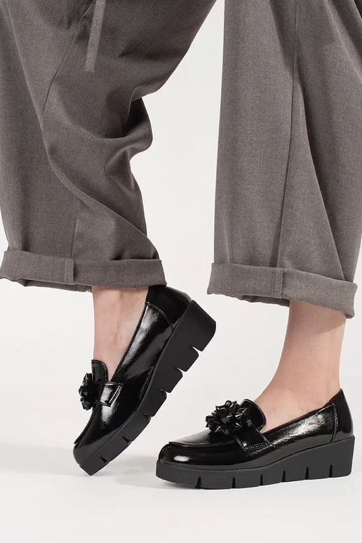 čierne mokasíny na klinovom podpätku...