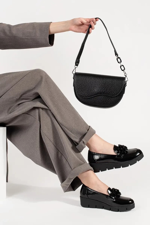 čierne mokasíny na klinovom podpätku...