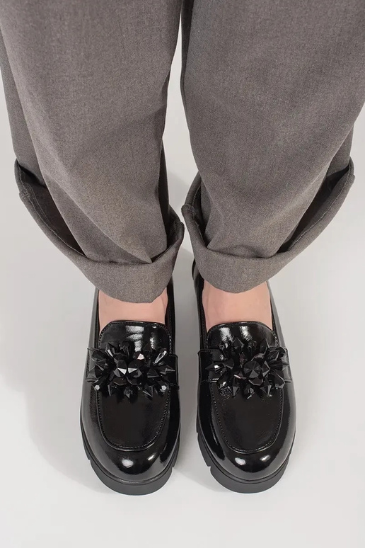 čierne mokasíny na klinovom podpätku...