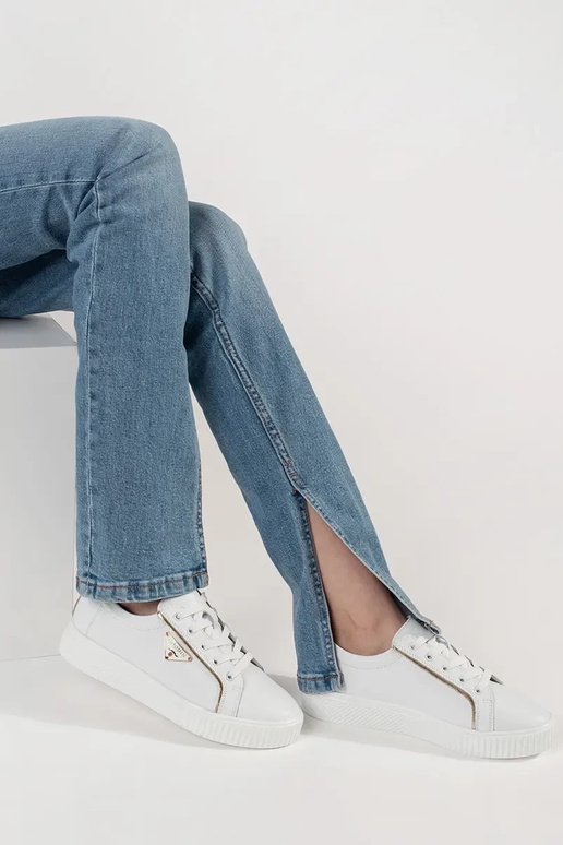 Koža biele Sneakers modelové topánky... Koža biele Sneakers modelové topánky...