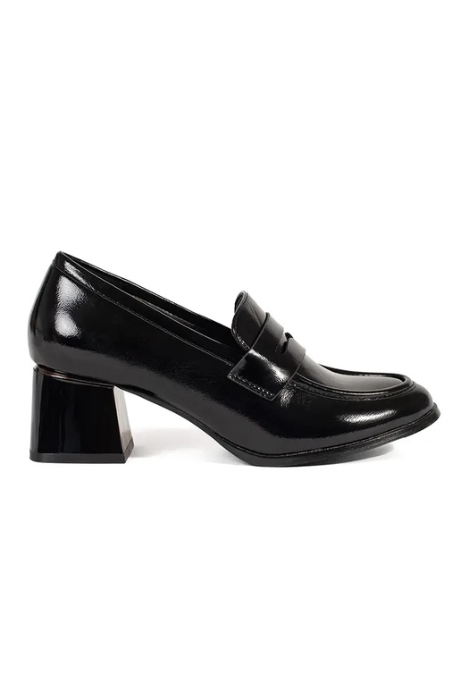 čierne poltopánky na vysokých podpätkoch