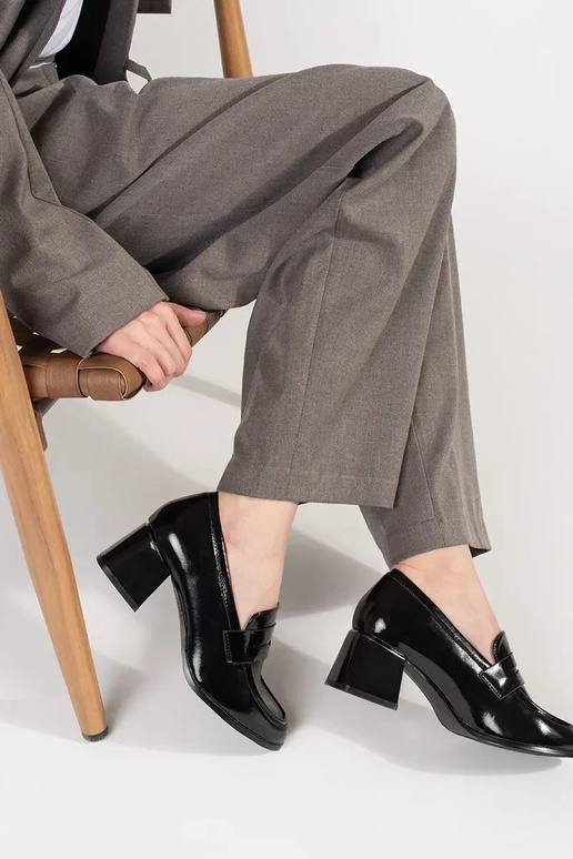 čierne poltopánky na vysokých podpätkoch