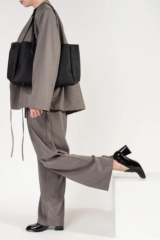 čierne poltopánky na vysokých podpätkoch