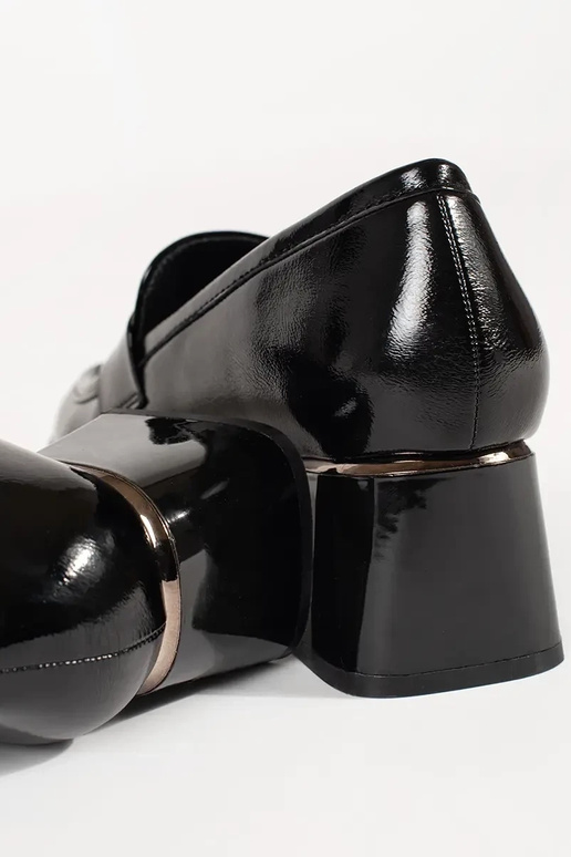 čierne poltopánky na vysokých podpätkoch