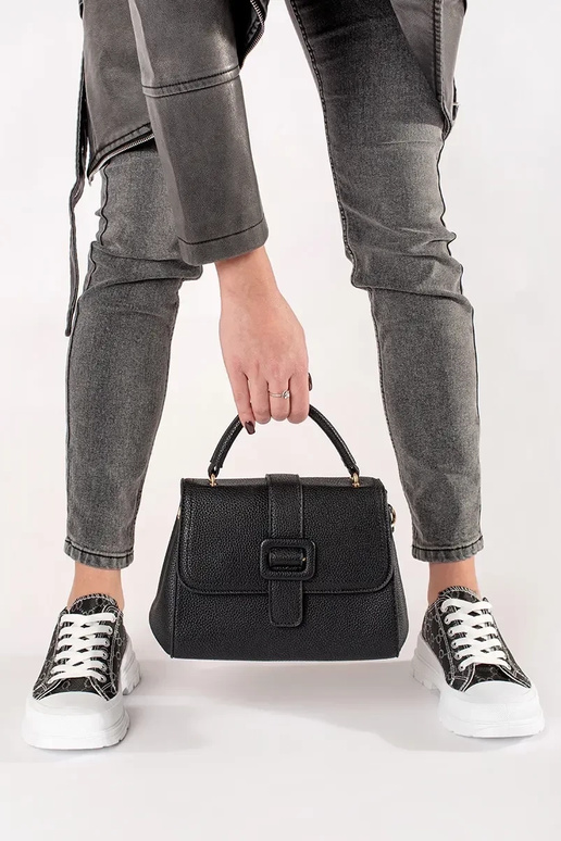 Čierna malá kabelka so zlatými prvkami