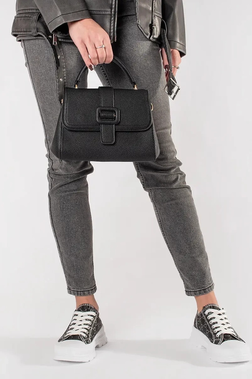 Čierna malá kabelka so zlatými prvkami