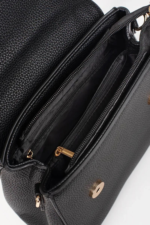 Čierna malá kabelka so zlatými prvkami