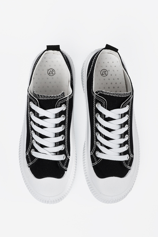 Čierne a biele tenisky na silnej...