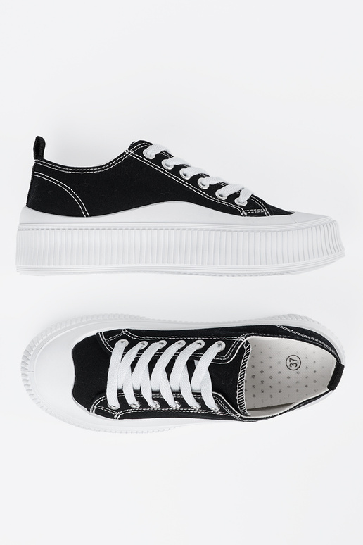 Čierne a biele tenisky na silnej...