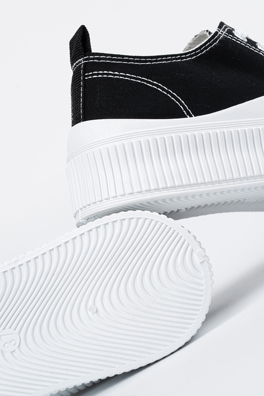 Čierne a biele tenisky na silnej...