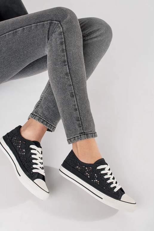 Čierne čipkované topánky