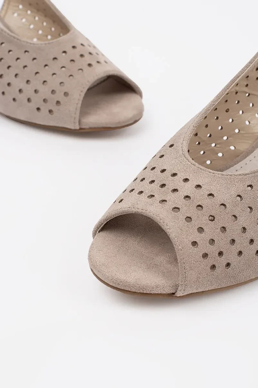 sandále na podpätku so striebrom... sandále na podpätku so striebrom...