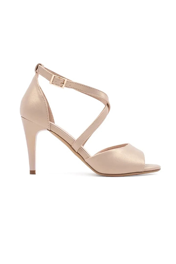 biele pohodlné sandále na...