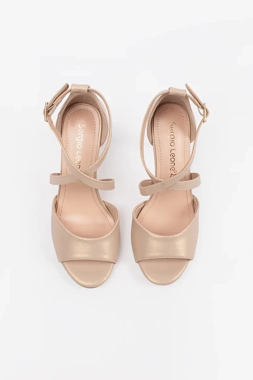 biele pohodlné sandále na platforme