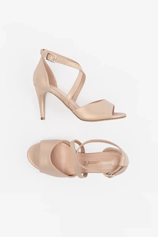 biele pohodlné sandále na platforme