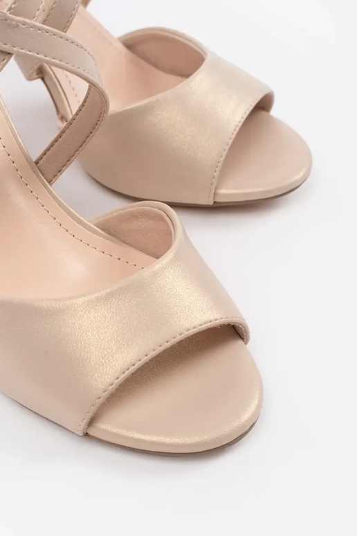 biele pohodlné sandále na platforme