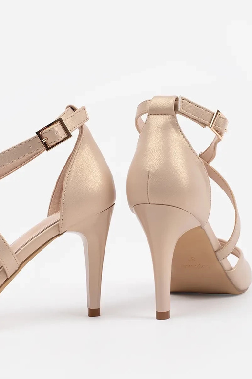 biele pohodlné sandále na platforme