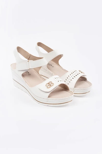 biele sandále na platforme... 2