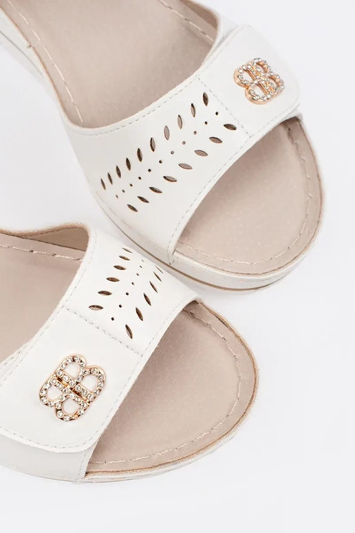 biele sandále na platforme s...