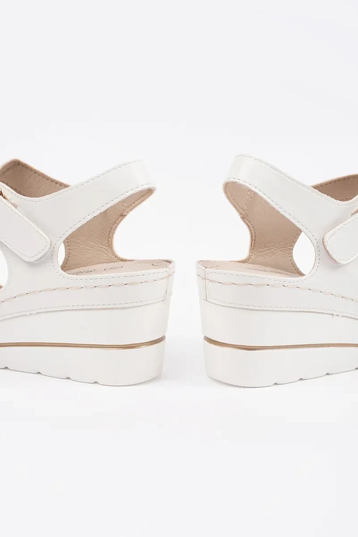 biele sandále na platforme s...