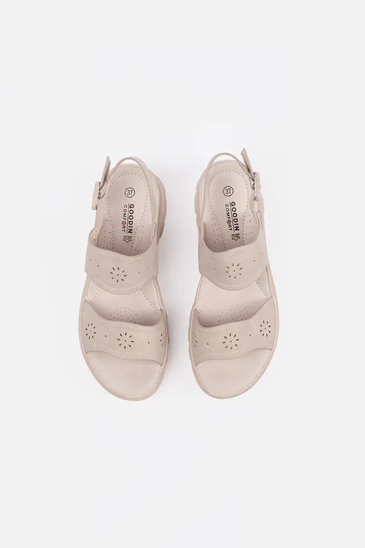 Slonovinovej farby sandále na hrubej... Slonovinovej farby sandále na hrubej...