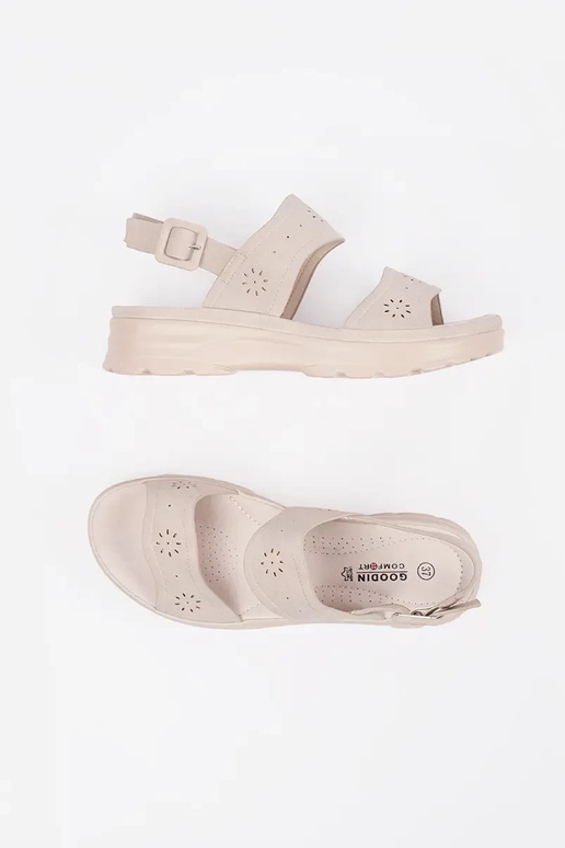 Slonovinovej farby sandále na hrubej... Slonovinovej farby sandále na hrubej...