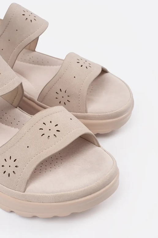 Slonovinovej farby sandále na hrubej... Slonovinovej farby sandále na hrubej...