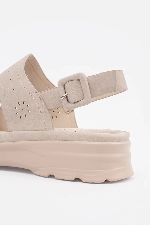 Slonovinovej farby sandále na hrubej... Slonovinovej farby sandále na hrubej...