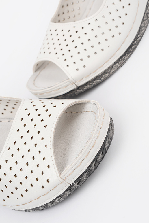 Biele čipkované sandále