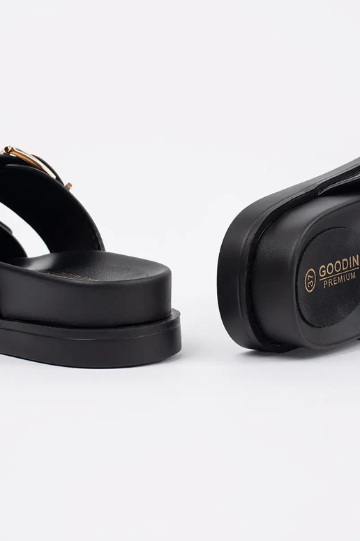 čierne ploché šľapky so sponami