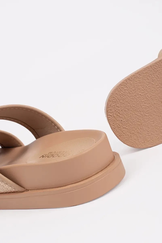 Lygiapadės šlepetky pieskovej farby...