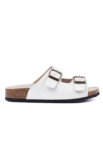 Biele šľapky na plochom...