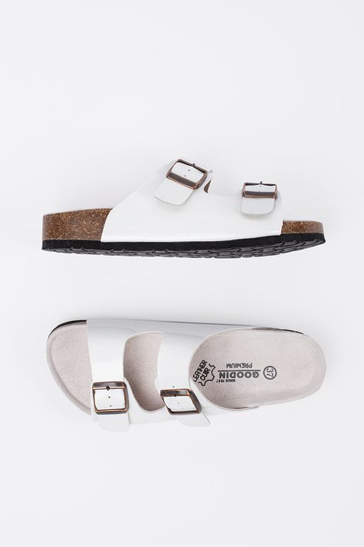 Biele šľapky na plochom podošve