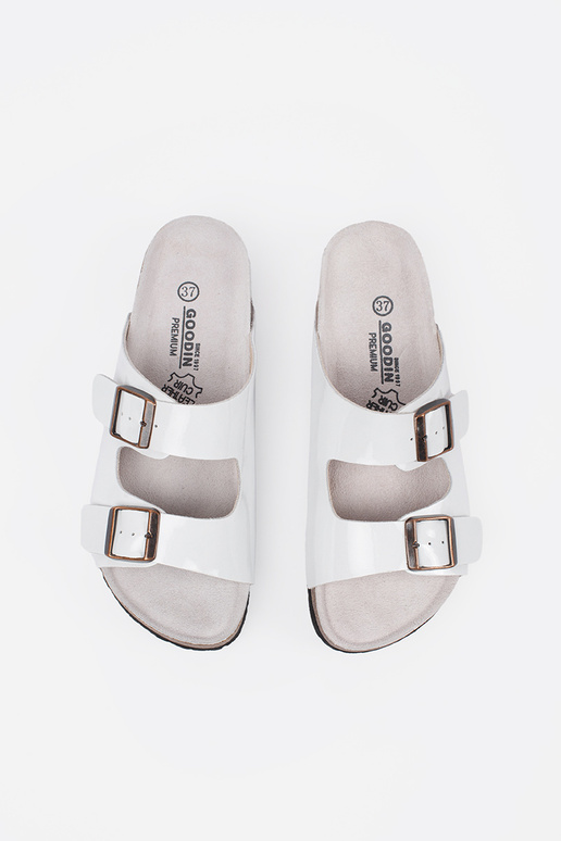 Biele šľapky na plochom podošve