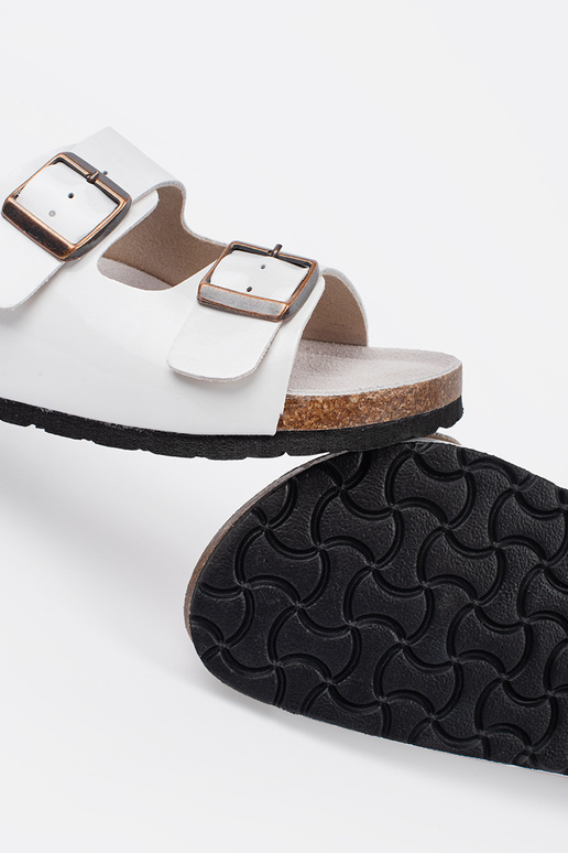 Biele šľapky na plochom podošve