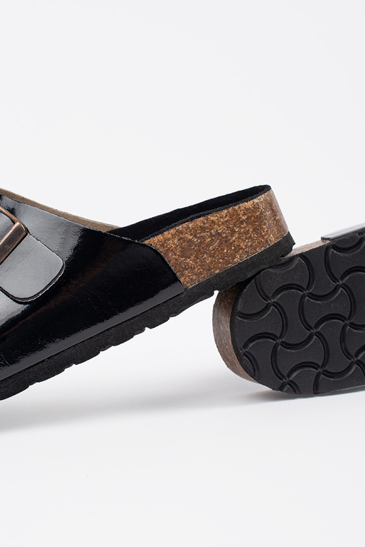 Čierne šľapky na plochom podošve