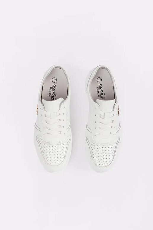 biele tenisky vyrobené z pravej kože
