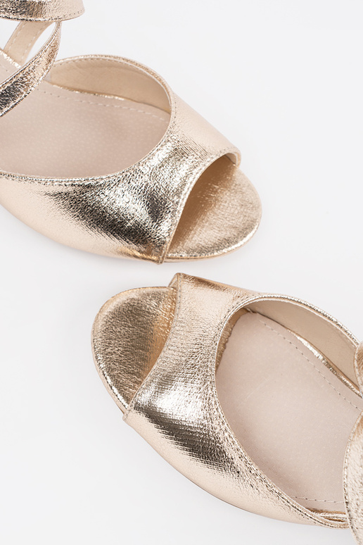 Zlaté sandále na nízkom podpätku Zlaté sandále na nízkom podpätku