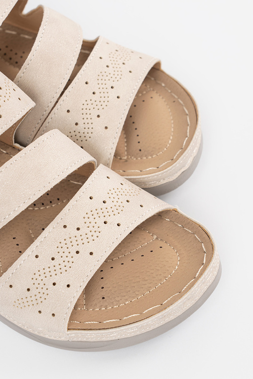 Šľapky na nízkej platforme jasne... Šľapky na nízkej platforme jasne...