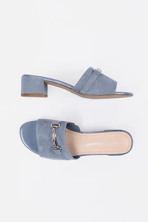 modré šľapky na vysokom podpätku...