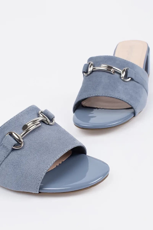 modré šľapky na vysokom podpätku...