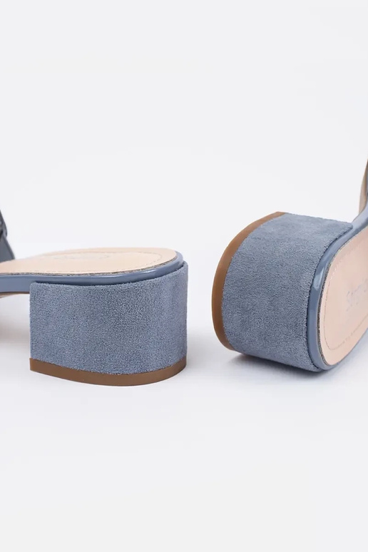 modré šľapky na vysokom podpätku...