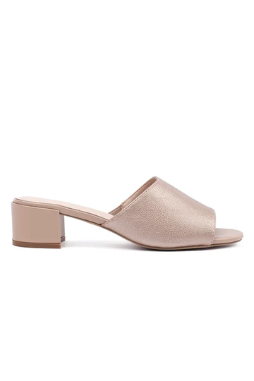 pieskové šľapky na vysokom...