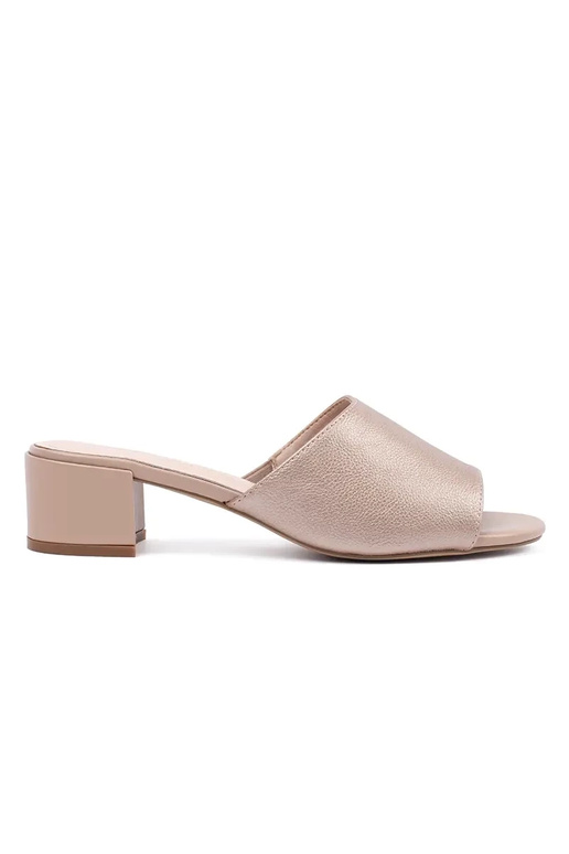 pieskové šľapky na vysokom podpätku...