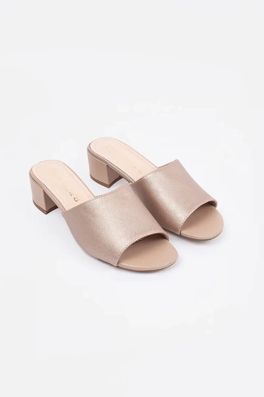 pieskové šľapky na vysokom podpätku...