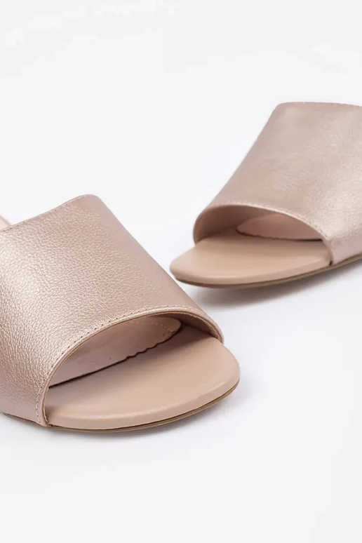 pieskové šľapky na vysokom podpätku...