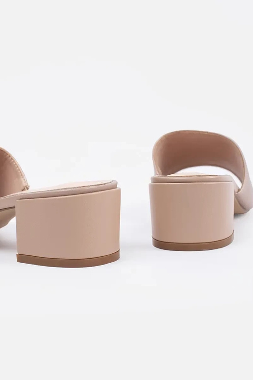 pieskové šľapky na vysokom podpätku...