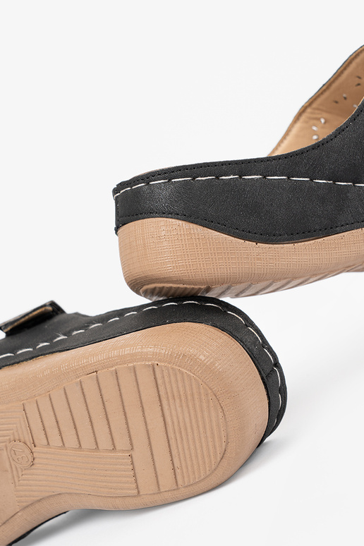 Sandalové šľapky na nízkej platforme...