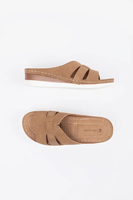 Pohodlné šľapky na nízkom klinovom...