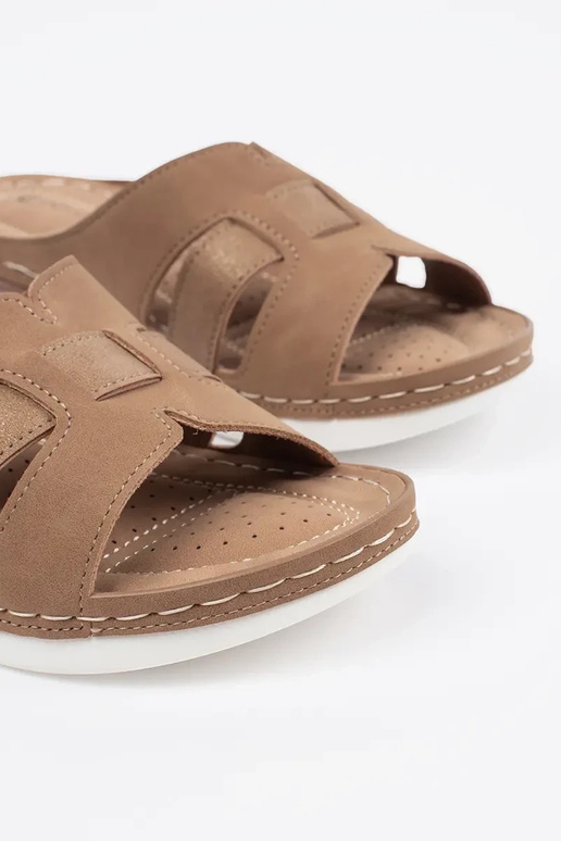 Pohodlné šľapky na nízkom klinovom...